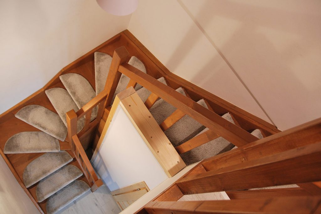 Schody Bystrý smrkové schody do U realizace s koberečky z patra