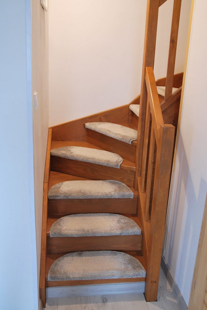 Schody Bystrý smrkové schody do U realizace s koberečky zdola