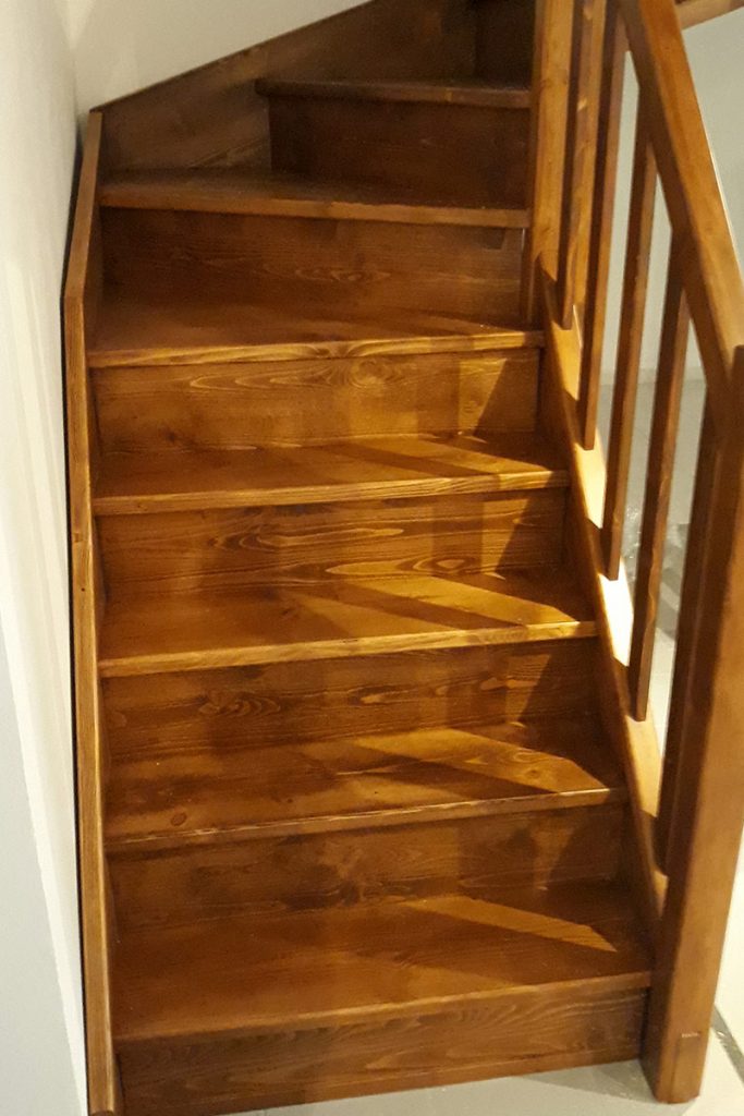 Schody Bystrý smrkové schody do U realizace hnědý lak pohled zdola detail