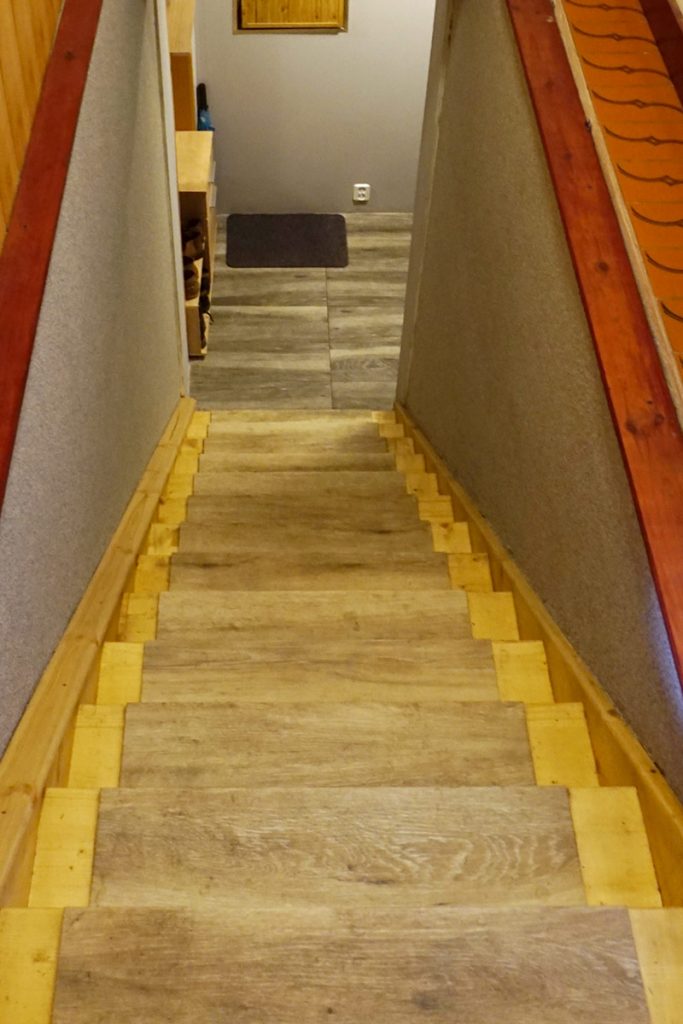 Schody Bystrý smrkové schody rovné světlý lak realizace pohled ze schodiště