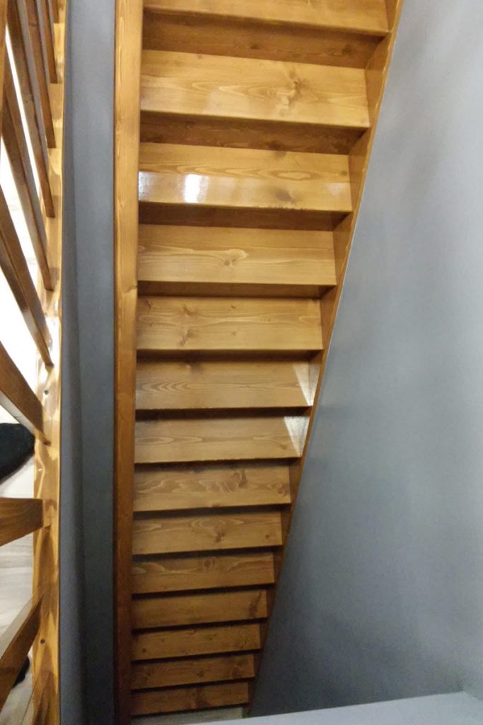 Schody Bystrý smrkové schody rovné světlý lak realizace pohled shora