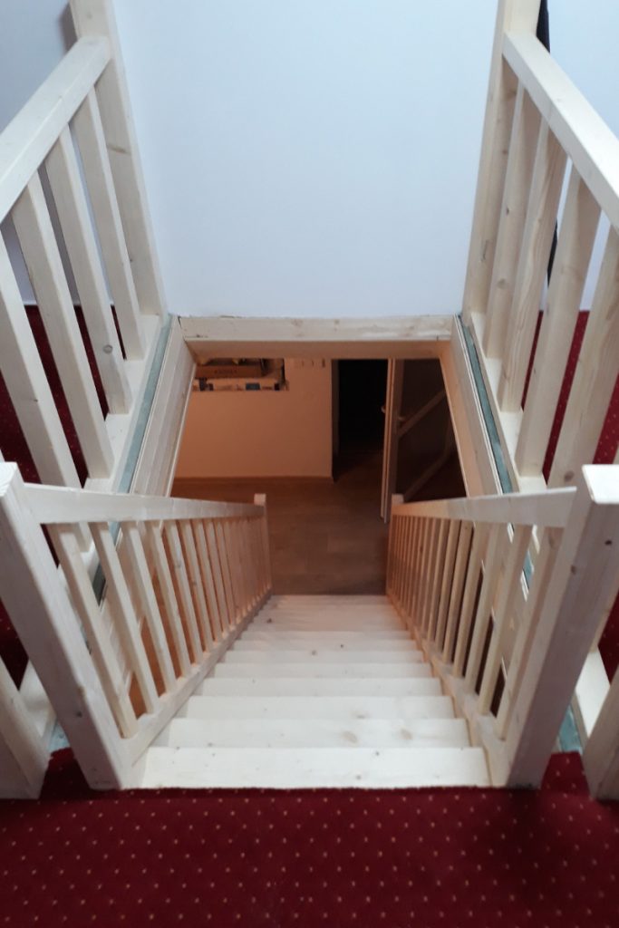 Schody Bystrý smrkové schody rovné světlé realizace bezbarvý lak shora