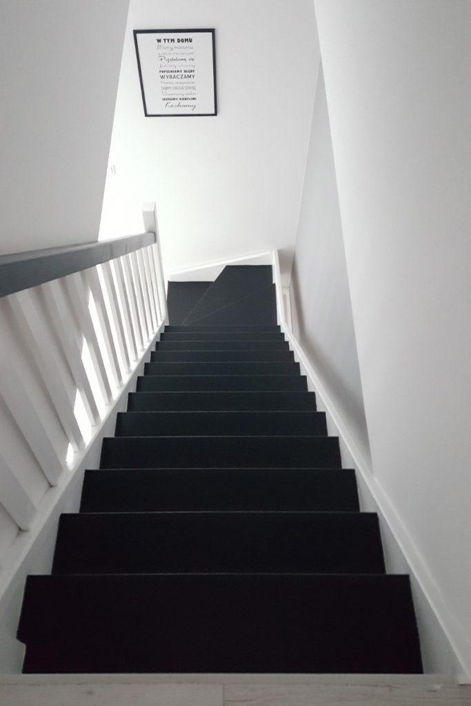 Schody Bystrý smrkové schody s dolním lomením dvoubarevné černá a bílá realizace shora