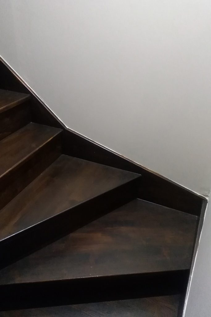 Schody Bystrý smrkové schody s dolním lomením tmavě hnědý lak realizace detail