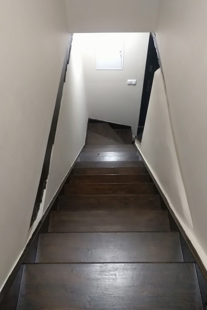 Schody Bystrý smrkové schody s dolním lomením tmavě hnědý lak realizace shora